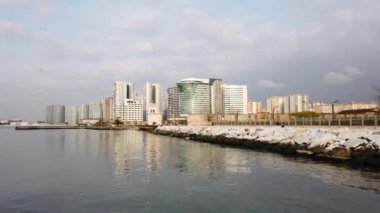 atakoy, istanbul, hindi-22.20.atakoy baruthane parkı ve atakoy limanındaki modern ve tarihi binalar