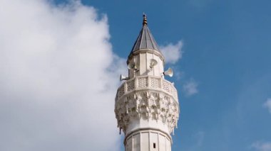 İstanbul 'un Florya ilçesindeki bulutlu ve mavi gökyüzünde 22 Şubat 20.camii minaresi..