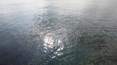 Akşam güneşi ve deniz ışıldıyor