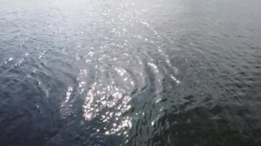 Akşam güneşi ve deniz ışıldıyor