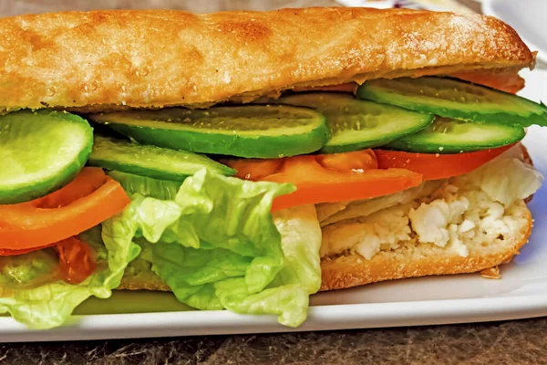 Klaar Eten Sandwich Met Sla Kaas Gesneden Tomaten Komkommer Witte — Stockfoto