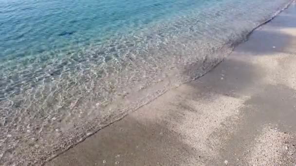 Κρυστάλλινη Θάλασσα Και Κύματα Άμμο — Αρχείο Βίντεο