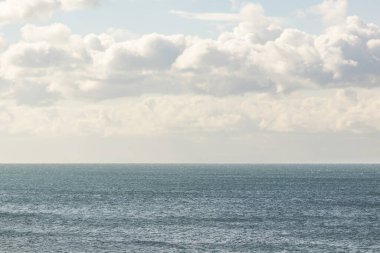 Deniz manzarası, güneş ışıkları ve ufuk çizgisi