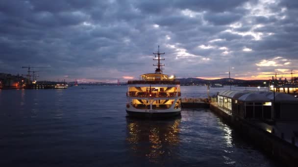 トルコ イスタンブール2020年2月28日市内線フェリーエモンワン桟橋と朝の最初の時間 — ストック動画