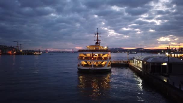 Istanbul Peru Fevereiro 2020 Linhas Cidade Balsa Cais Eminonu Nas — Vídeo de Stock