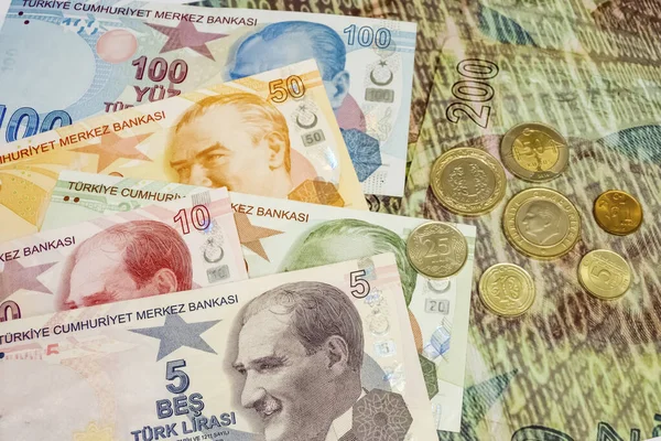 背景下的土耳其里拉钞票和硬币 — 图库照片