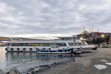 unkapani, istanbul, Turkey-March 17.2020.altın boynuz manzaralı gezi tekneleri ve Süleyman Camii.