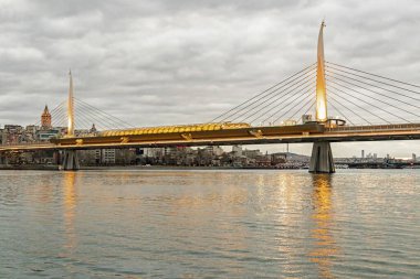 unkapani, istanbul, 17 Mart 2020 sabahın erken saatlerinde halik metro köprüsü ve galata kulesiyle altın boynuz manzarası..