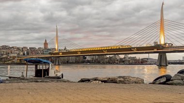 unkapani, istanbul, 17 Mart 2020 sabahın erken saatlerinde halik metro köprüsü ve galata kulesiyle altın boynuz manzarası..