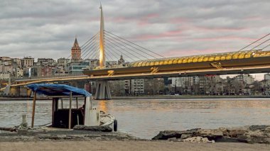 unkapani, istanbul, 17 Mart 2020 sabahın erken saatlerinde halik metro köprüsü ve galata kulesiyle altın boynuz manzarası..