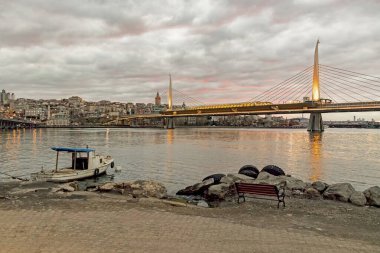 unkapani, istanbul, 17 Mart 2020 sabahın erken saatlerinde halik metro köprüsü ve galata kulesiyle altın boynuz manzarası..
