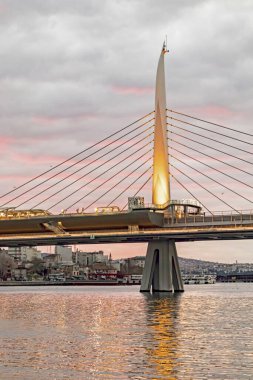 unkapani, istanbul, 17 Mart 2020 sabahın erken saatlerinde halik metro köprüsü ve galata kulesiyle altın boynuz manzarası..