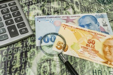Türk lira banknotlarını hesap makinesi ve büyüteçle kapat