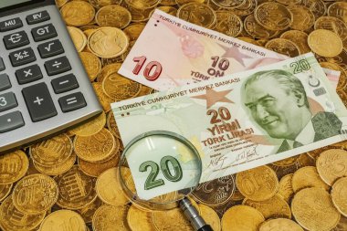 Türk lira banknotlarını hesap makinesi ve büyüteçle kapat