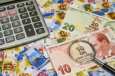 Türk lira banknotlarını hesap makinesi ve büyüteçle kapat