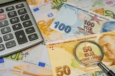 Türk lira banknotlarını hesap makinesi ve büyüteçle kapat