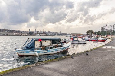 Balat, istanbul, hindi-Mart 19.2020. Haliç modern Türkçe adıyla da bilinen Altın Boynuz, İstanbul 'un başlıca kentsel su yolu ve İstanbul' un İstanbul, Türkiye 'nin başlıca körfez girişidir.