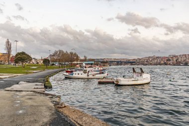 Balat, istanbul, hindi-Mart 19.2020. Haliç modern Türkçe adıyla da bilinen Altın Boynuz, İstanbul 'un başlıca kentsel su yolu ve İstanbul' un İstanbul, Türkiye 'nin başlıca körfez girişidir.