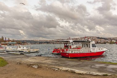 Balat, istanbul, hindi-Mart 19.2020. Haliç modern Türkçe adıyla da bilinen Altın Boynuz, İstanbul 'un başlıca kentsel su yolu ve İstanbul' un İstanbul, Türkiye 'nin başlıca körfez girişidir.