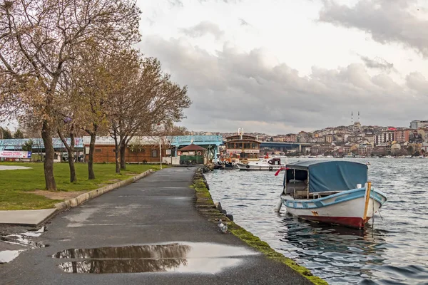 Balat, istanbul, hindi-Mart 19.2020. Haliç modern Türkçe adıyla da bilinen Altın Boynuz, İstanbul 'un başlıca kentsel su yolu ve İstanbul' un İstanbul, Türkiye 'nin başlıca körfez girişidir.