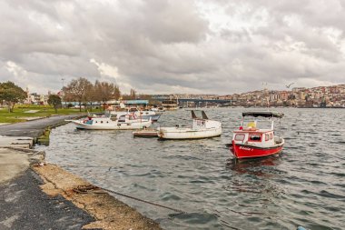 Balat, istanbul, hindi-Mart 19.2020. Haliç modern Türkçe adıyla da bilinen Altın Boynuz, İstanbul 'un başlıca kentsel su yolu ve İstanbul' un İstanbul, Türkiye 'nin başlıca körfez girişidir.