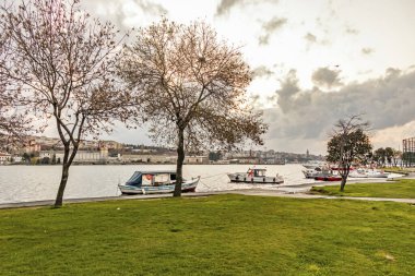 Balat, istanbul, hindi-Mart 19.2020. Haliç modern Türkçe adıyla da bilinen Altın Boynuz, İstanbul 'un başlıca kentsel su yolu ve İstanbul' un İstanbul, Türkiye 'nin başlıca körfez girişidir.