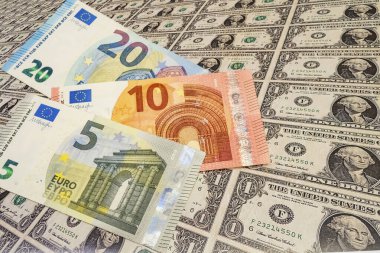 Arka plandaki avro banknotlarını kapat