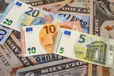 Arka plandaki avro banknotlarını kapat