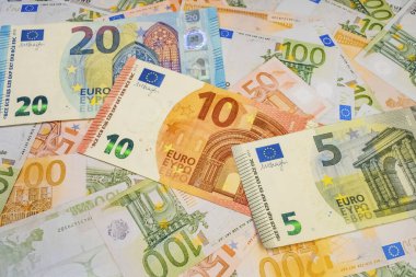 Arka plandaki avro banknotlarını kapat