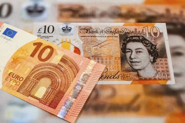Arka plandaki avro banknotlarını kapat