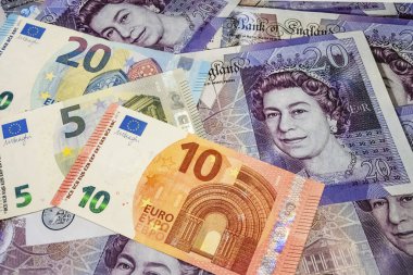Arka plandaki avro banknotlarını kapat