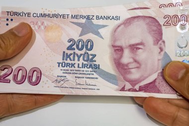 Beyaz arka planda 200 Türk lira banknotunu kapat