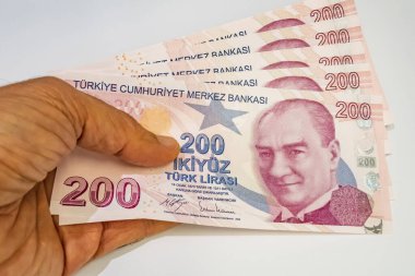 Beyaz arka planda 200 Türk lira banknotunu kapat
