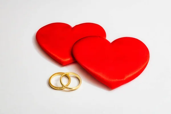 Červená Srdce Snubní Prsteny Bílém Pozadí — Stock fotografie