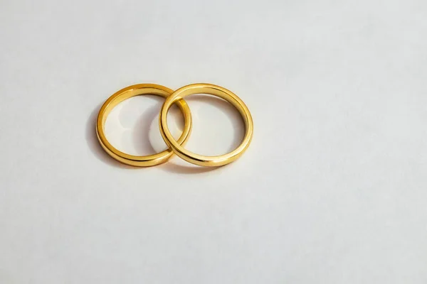 Dois Anéis Casamento Ouro Fundo Branco — Fotografia de Stock