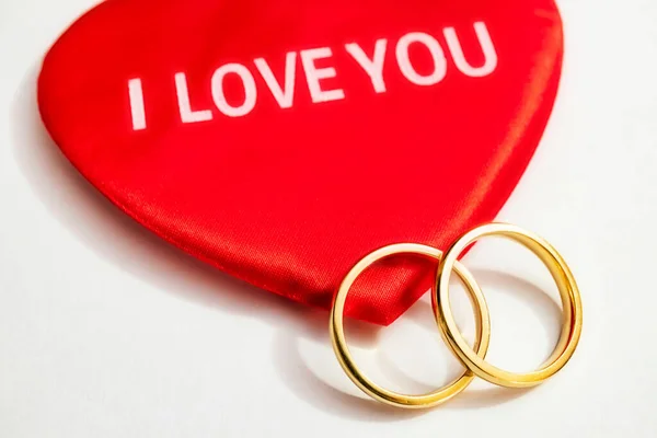 Corações Vermelhos Anéis Casamento Fundo Branco — Fotografia de Stock