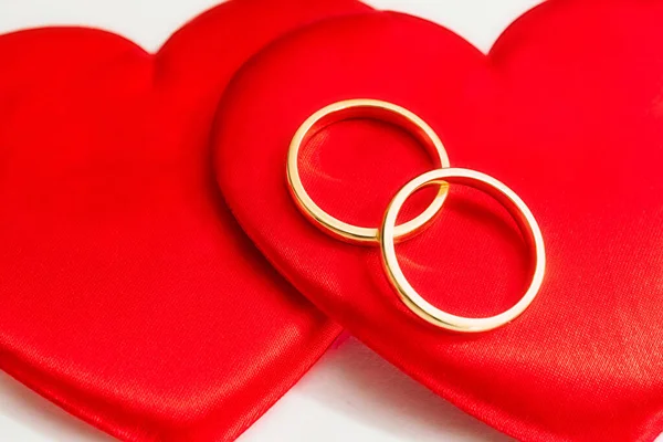 Corações Vermelhos Anéis Casamento Fundo Branco — Fotografia de Stock