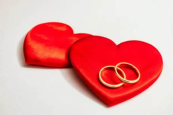 Červená Srdce Snubní Prsteny Bílém Pozadí — Stock fotografie
