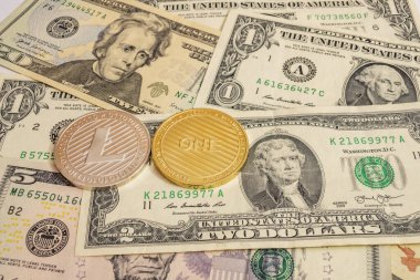 Banknotların arka planındaki şifreli para birimlerini kapat