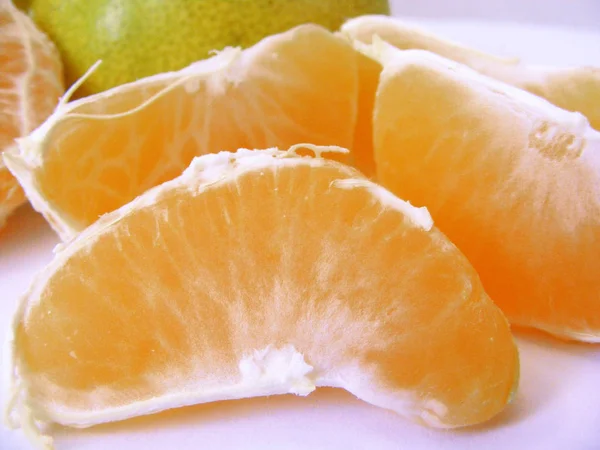 Las más bellas mandarinas peladas y cortadas en rodajas — Foto de Stock