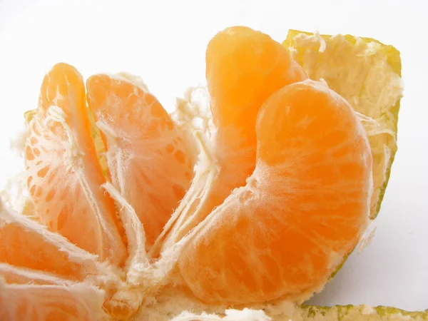 Las más bellas mandarinas peladas y cortadas en rodajas — Foto de Stock