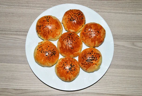 El fondo blanco más hermoso y mejor en el desayuno con aceitunas pide y queso imágenes — Foto de Stock