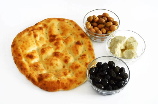 El fondo blanco más hermoso y mejor en el desayuno con aceitunas pide y queso imágenes — Foto de Stock