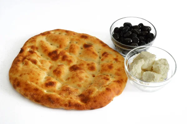 Der schönste und beste weiße Hintergrund zum Frühstück mit Pide-Oliven und Käsebildern — Stockfoto