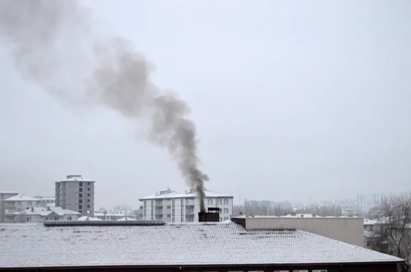 Um dia de inverno, e chaminé fumaça preta — Fotografia de Stock