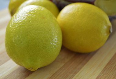 En kaliteli ahşap doğrama tahtası üzerinde limon resimler