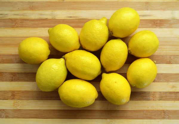 Citron målningar på den finaste trä skärbrädan — Stockfoto