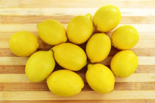 Citron målningar på den finaste trä skärbrädan — Stockfoto