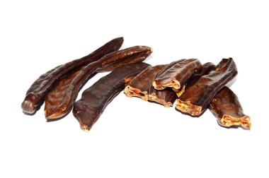 beyaz zemin üzerinde kuru keçiboynuzu