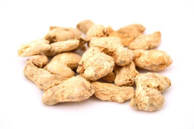 Kuru zencefil kökü beyaz arka resimler